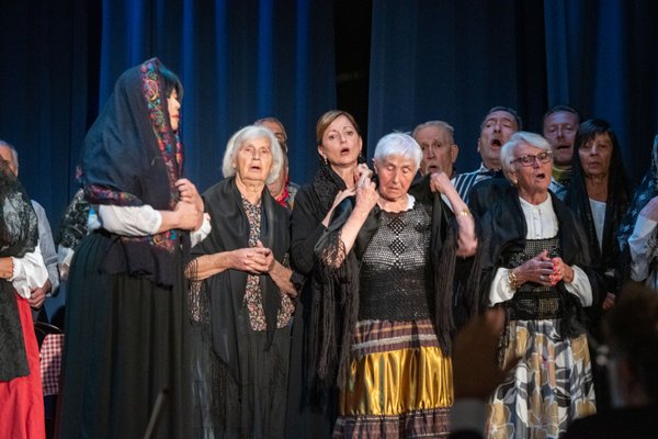 Coro Lirico Bresciano G.Verdi in esecuzione durante il concerto a Lumezzane del Garda 2025 - Foto 8
