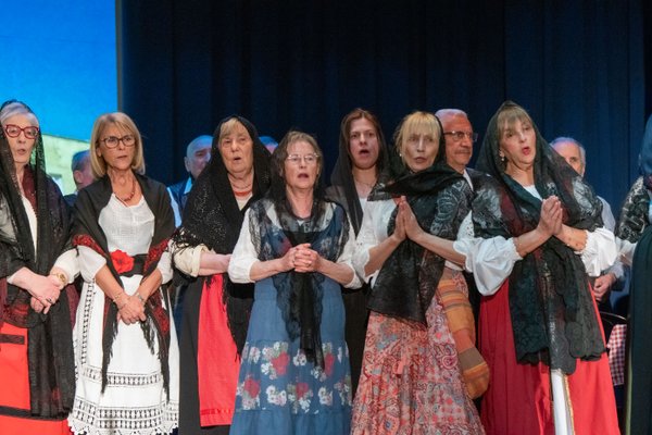 Coro Lirico Bresciano G.Verdi in esecuzione durante il concerto a Lumezzane del Garda 2025 - Foto 9
