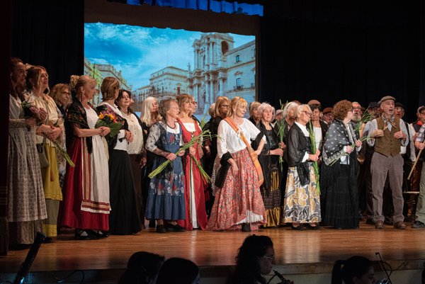 Coro Lirico Bresciano G.Verdi in esecuzione durante il concerto a Lumezzane del Garda 2025 - Foto 45