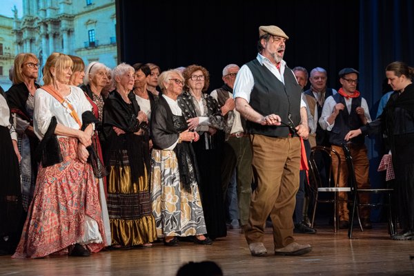 Coro Lirico Bresciano G.Verdi in esecuzione durante il concerto a Lumezzane del Garda 2025 - Foto 73