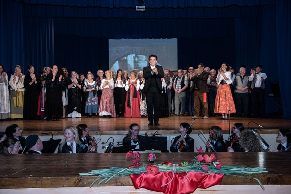 Coro Lirico Bresciano G.Verdi in esecuzione durante il concerto a Lumezzane del Garda 2025 - Foto 122