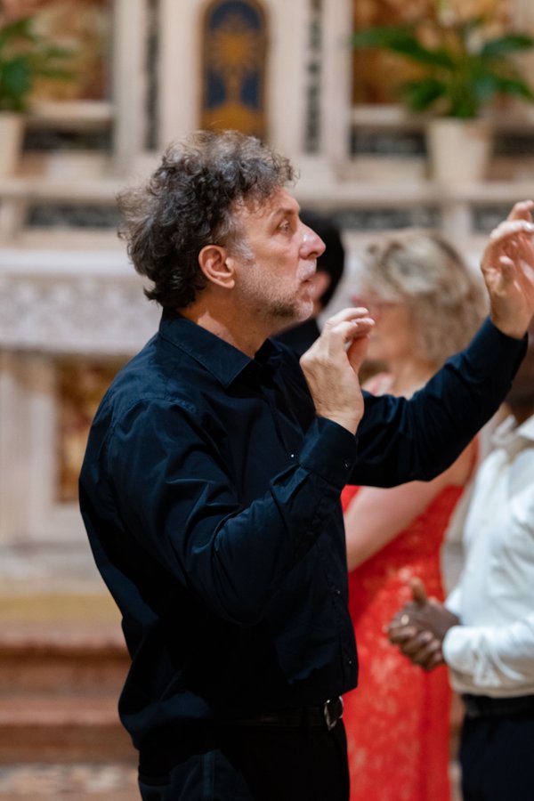 Coro Lirico Bresciano G.Verdi in esecuzione durante il concerto a Moniga del Garda 2025 - Foto 3