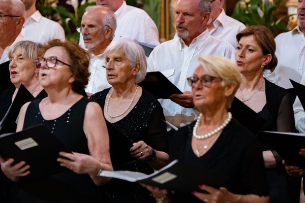 Coro Lirico Bresciano G.Verdi in esecuzione durante il concerto a Moniga del Garda 2025 - Foto 4