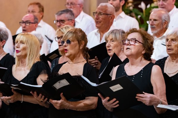 Coro Lirico Bresciano G.Verdi in esecuzione durante il concerto a Moniga del Garda 2025 - Foto 5