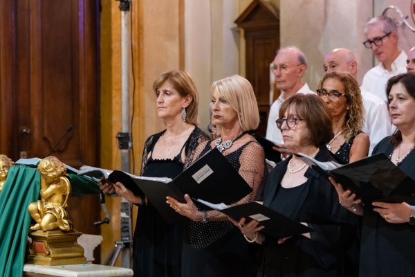 Coro Lirico Bresciano G.Verdi in esecuzione durante il concerto a Moniga del Garda 2025 - Foto 6