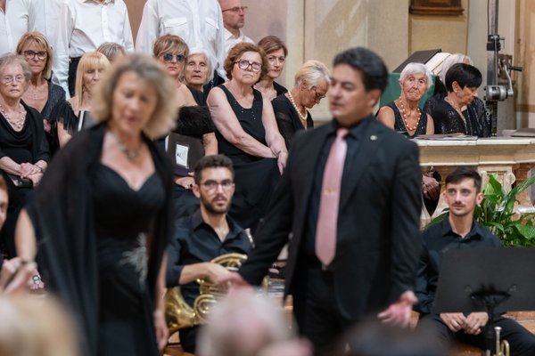 Coro Lirico Bresciano G.Verdi in esecuzione durante il concerto a Moniga del Garda 2025 - Foto 39