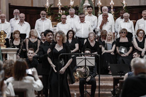 Coro Lirico Bresciano G.Verdi in esecuzione durante il concerto a Moniga del Garda 2025 - Foto 41