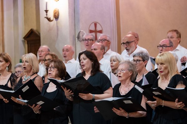 Coro Lirico Bresciano G.Verdi in esecuzione durante il concerto a Moniga del Garda 2025 - Foto 49