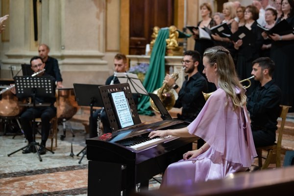 Coro Lirico Bresciano G.Verdi in esecuzione durante il concerto a Moniga del Garda 2025 - Foto 60
