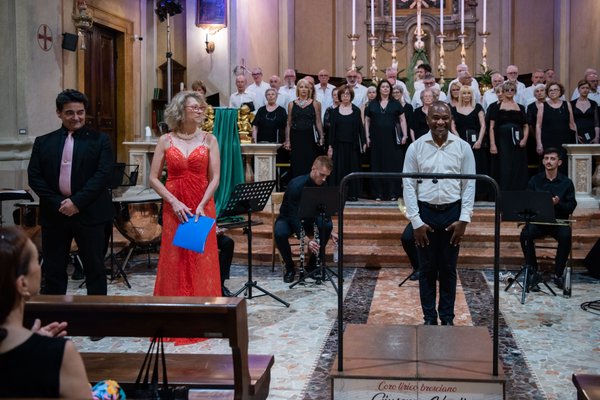 Coro Lirico Bresciano G.Verdi in esecuzione durante il concerto a Moniga del Garda 2025 - Foto 112