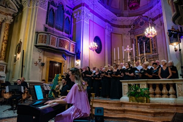 Coro Lirico Bresciano G.Verdi in esecuzione durante il concerto a Moniga del Garda 2025 - Foto 122