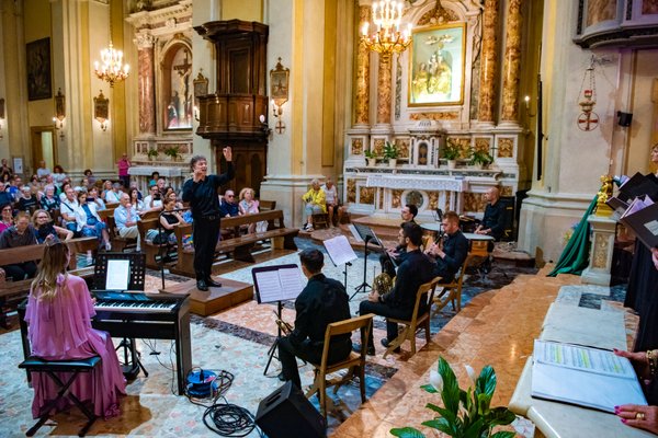 Coro Lirico Bresciano G.Verdi in esecuzione durante il concerto a Moniga del Garda 2025 - Foto 129
