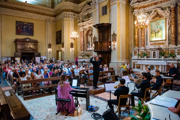 Coro Lirico Bresciano G.Verdi in esecuzione durante il concerto a Moniga del Garda 2025 - Foto 131