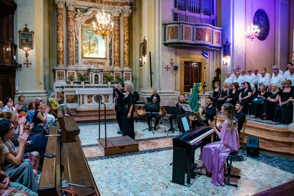 Coro Lirico Bresciano G.Verdi in esecuzione durante il concerto a Moniga del Garda 2025 - Foto 132