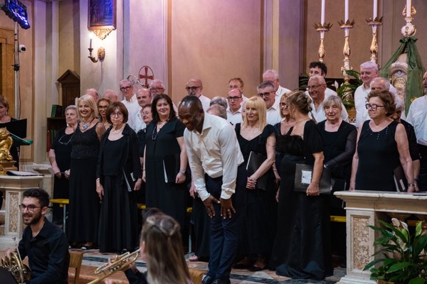Coro Lirico Bresciano G.Verdi in esecuzione durante il concerto a Moniga del Garda 2025 - Foto 139