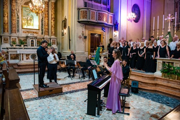 Coro Lirico Bresciano G.Verdi in esecuzione durante il concerto a Moniga del Garda 2025 - Foto 140