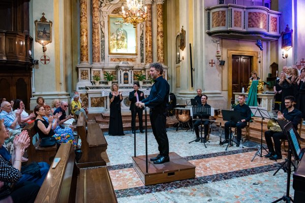 Coro Lirico Bresciano G.Verdi in esecuzione durante il concerto a Moniga del Garda 2025 - Foto 142