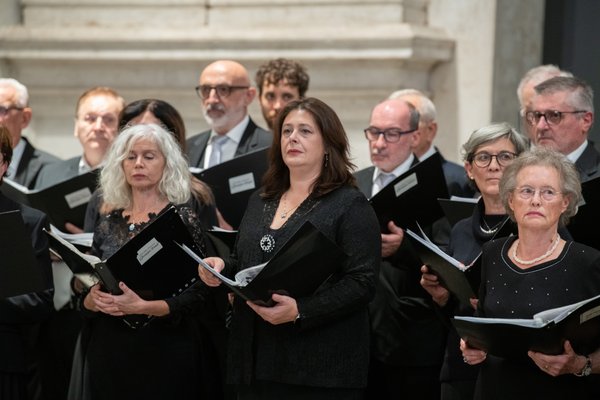 Coro Lirico Bresciano G.Verdi in esecuzione durante il concerto al Museo Santa Giulia 2025 - Foto 6