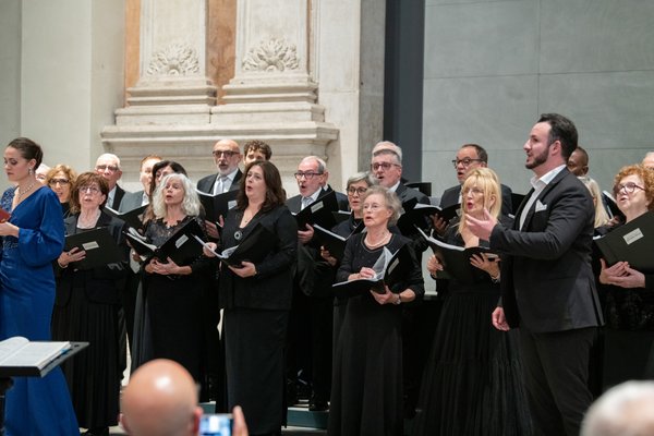 Coro Lirico Bresciano G.Verdi in esecuzione durante il concerto al Museo Santa Giulia 2025 - Foto 8