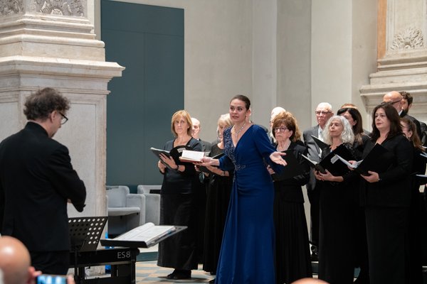Coro Lirico Bresciano G.Verdi in esecuzione durante il concerto al Museo Santa Giulia 2025 - Foto 10