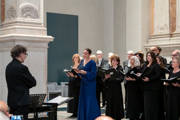 Coro Lirico Bresciano G.Verdi in esecuzione durante il concerto al Museo Santa Giulia 2025 - Foto 14