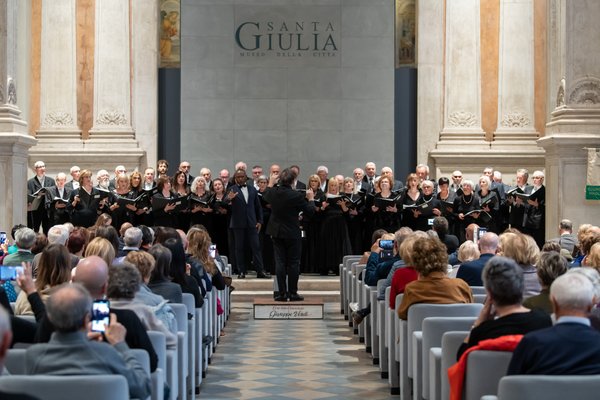 Coro Lirico Bresciano G.Verdi in esecuzione durante il concerto al Museo Santa Giulia 2025 - Foto 35