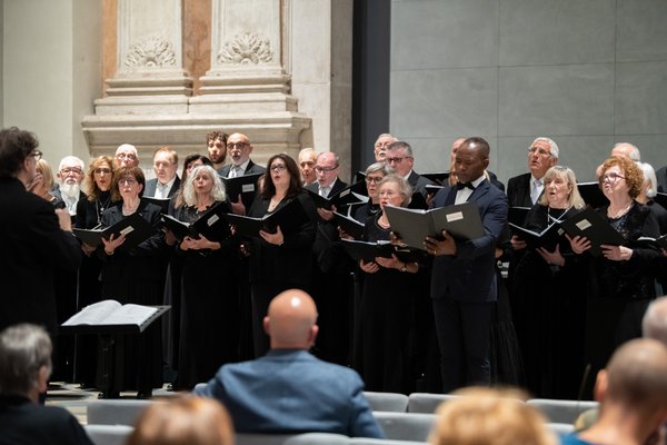 Coro Lirico Bresciano G.Verdi in esecuzione durante il concerto al Museo Santa Giulia 2025 - Foto 45