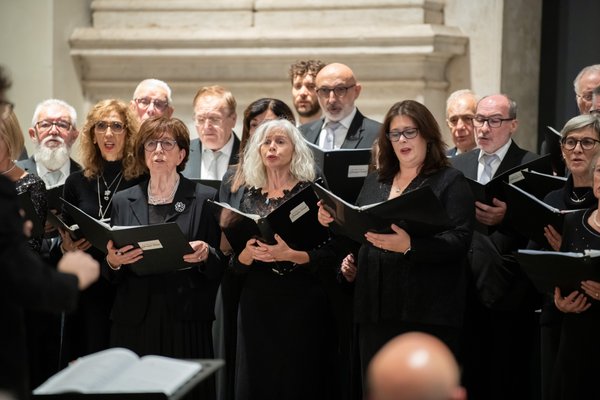 Coro Lirico Bresciano G.Verdi in esecuzione durante il concerto al Museo Santa Giulia 2025 - Foto 46