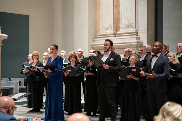 Coro Lirico Bresciano G.Verdi in esecuzione durante il concerto al Museo Santa Giulia 2025 - Foto 77