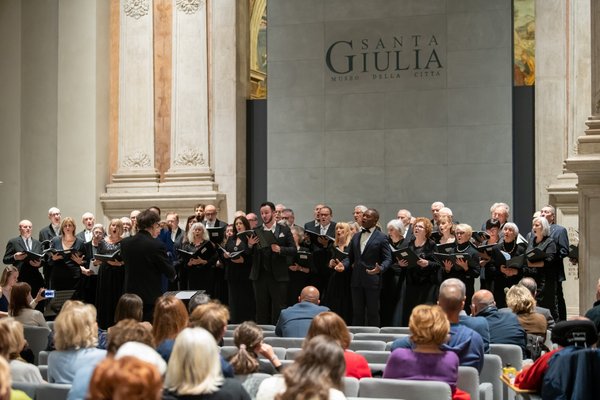 Coro Lirico Bresciano G.Verdi in esecuzione durante il concerto al Museo Santa Giulia 2025 - Foto 79
