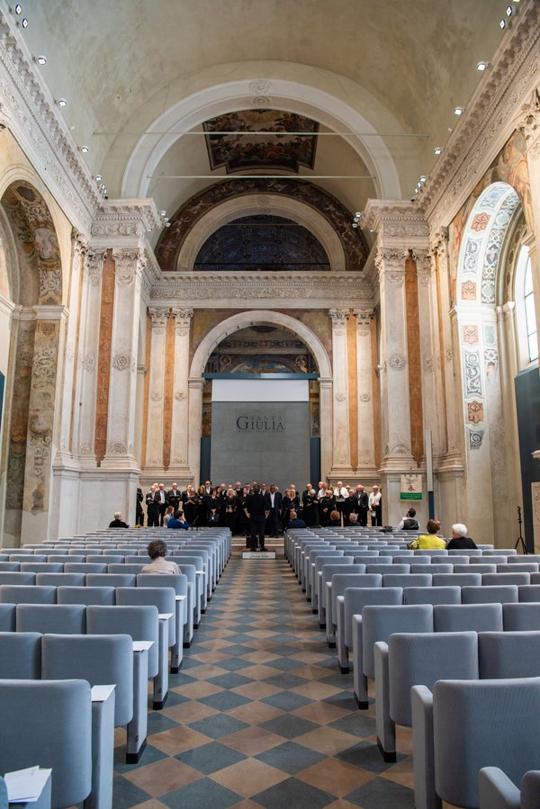 Coro Lirico Bresciano G.Verdi in esecuzione durante il concerto al Museo Santa Giulia 2025 - Foto 81