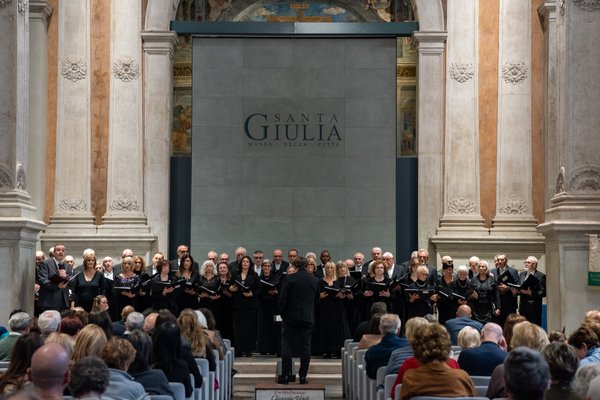Coro Lirico Bresciano G.Verdi in esecuzione durante il concerto al Museo Santa Giulia 2025 - Foto 83