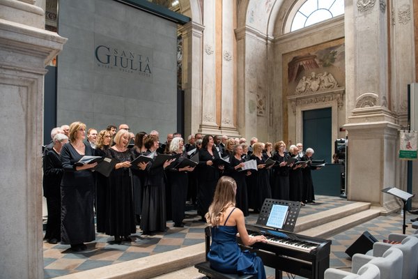 Coro Lirico Bresciano G.Verdi in esecuzione durante il concerto al Museo Santa Giulia 2025 - Foto 85