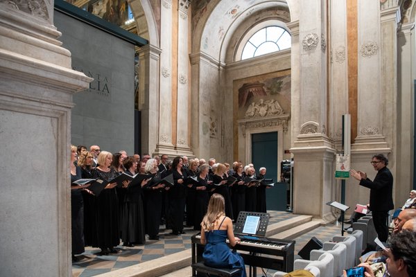 Coro Lirico Bresciano G.Verdi in esecuzione durante il concerto al Museo Santa Giulia 2025 - Foto 86