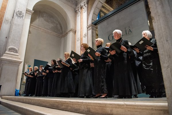 Coro Lirico Bresciano G.Verdi in esecuzione durante il concerto al Museo Santa Giulia 2025 - Foto 90