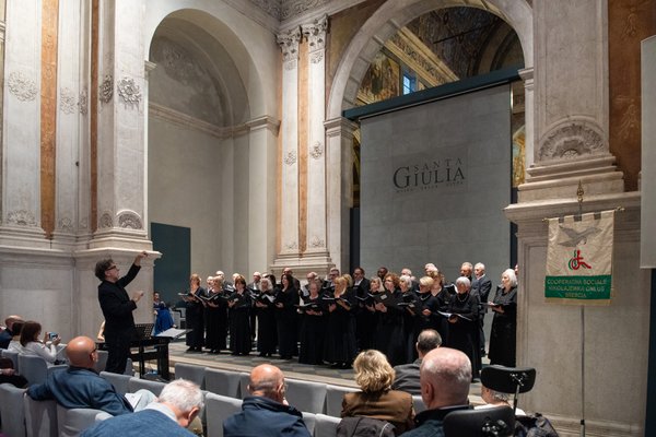 Coro Lirico Bresciano G.Verdi in esecuzione durante il concerto al Museo Santa Giulia 2025 - Foto 92