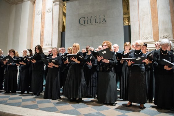 Coro Lirico Bresciano G.Verdi in esecuzione durante il concerto al Museo Santa Giulia 2025 - Foto 94