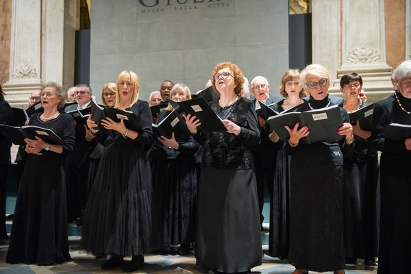 Coro Lirico Bresciano G.Verdi in esecuzione durante il concerto al Museo Santa Giulia 2025 - Foto 95