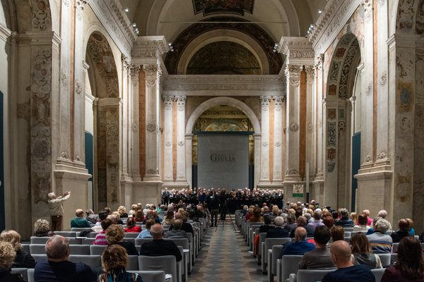 Coro Lirico Bresciano G.Verdi in esecuzione durante il concerto al Museo Santa Giulia 2025 - Foto 99