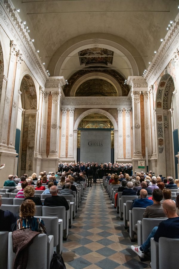 Coro Lirico Bresciano G.Verdi in esecuzione durante il concerto al Museo Santa Giulia 2025 - Foto 100