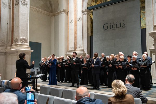 Coro Lirico Bresciano G.Verdi in esecuzione durante il concerto al Museo Santa Giulia 2025 - Foto 103