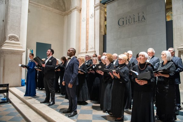 Coro Lirico Bresciano G.Verdi in esecuzione durante il concerto al Museo Santa Giulia 2025 - Foto 104
