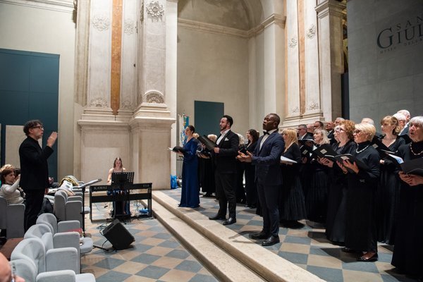 Coro Lirico Bresciano G.Verdi in esecuzione durante il concerto al Museo Santa Giulia 2025 - Foto 105