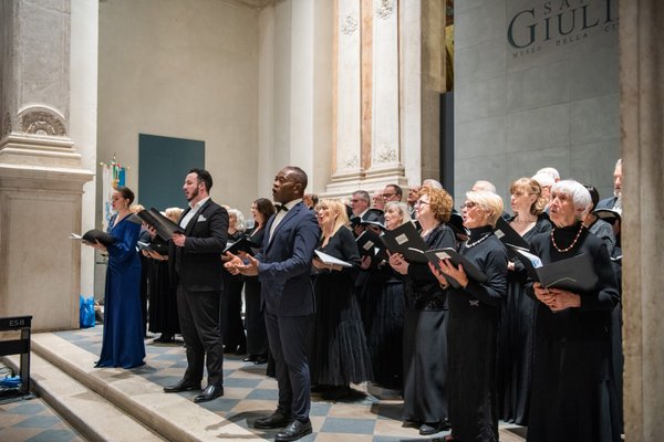 Coro Lirico Bresciano G.Verdi in esecuzione durante il concerto al Museo Santa Giulia 2025 - Foto 106