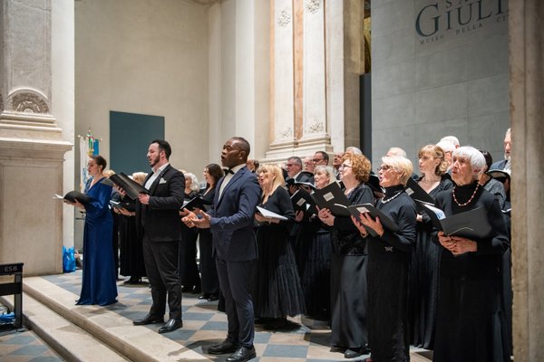 Coro Lirico Bresciano G.Verdi in esecuzione durante il concerto al Museo Santa Giulia 2025 - Foto 107