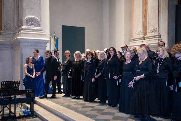 Coro Lirico Bresciano G.Verdi in esecuzione durante il concerto al Museo Santa Giulia 2025 - Foto 109